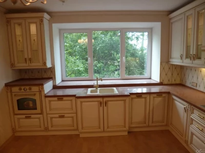 Недорогие окна на кухне трёхстворчатые