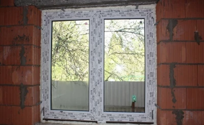 Недорогие окна в доме из керамоблоков
